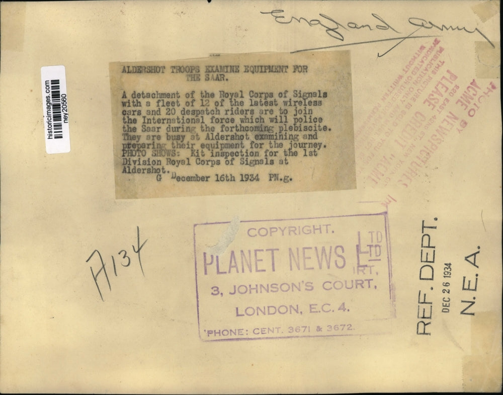 1934 Press Photo Aldershot First Division Royal Corps Examine Equipment