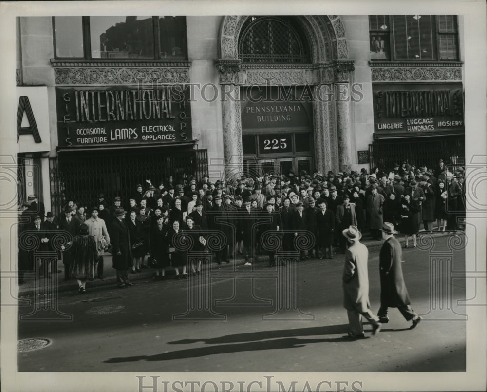 1946 Press Photo New York Workers at Building Closed in Fuel-Conservation Order- Historic Images