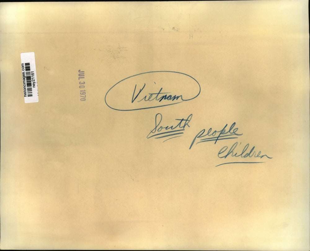 1970 Press Photo Vietnamese Girl & Boy Smoking Cigarette in Montagnard Village