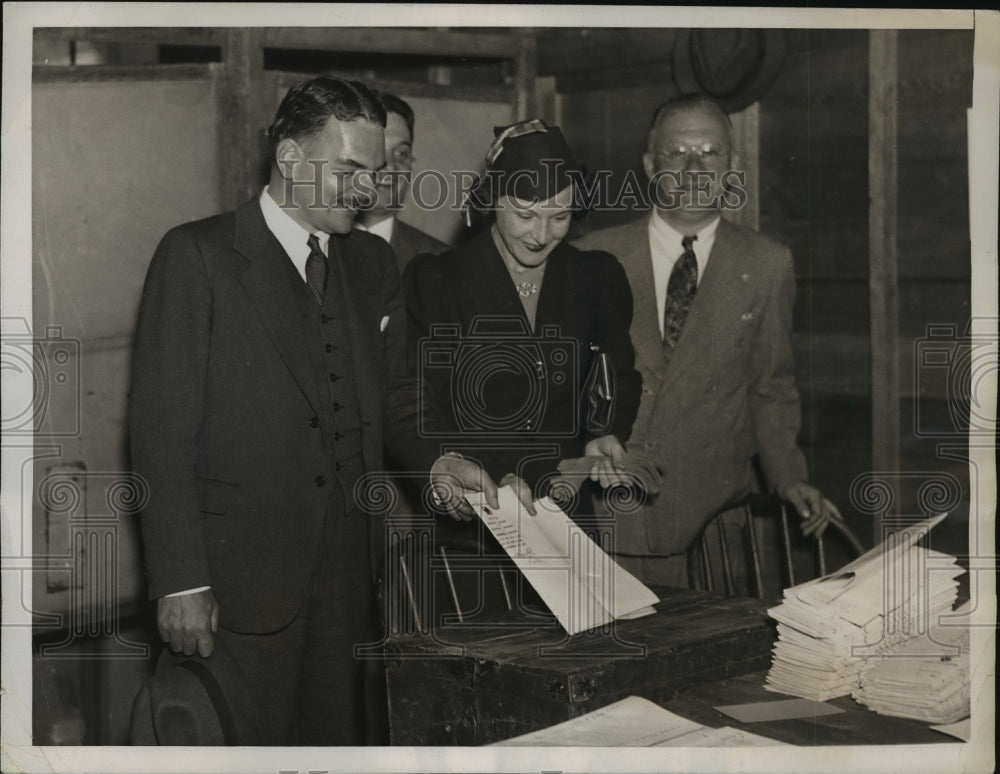 1937 Press Photo Thomas E. Dewey & Wife Voting in New York City Election