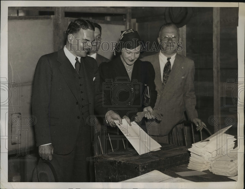 Load image into Gallery viewer, 1937 Press Photo Thomas E. Dewey &amp; Wife Voting in New York City Election
