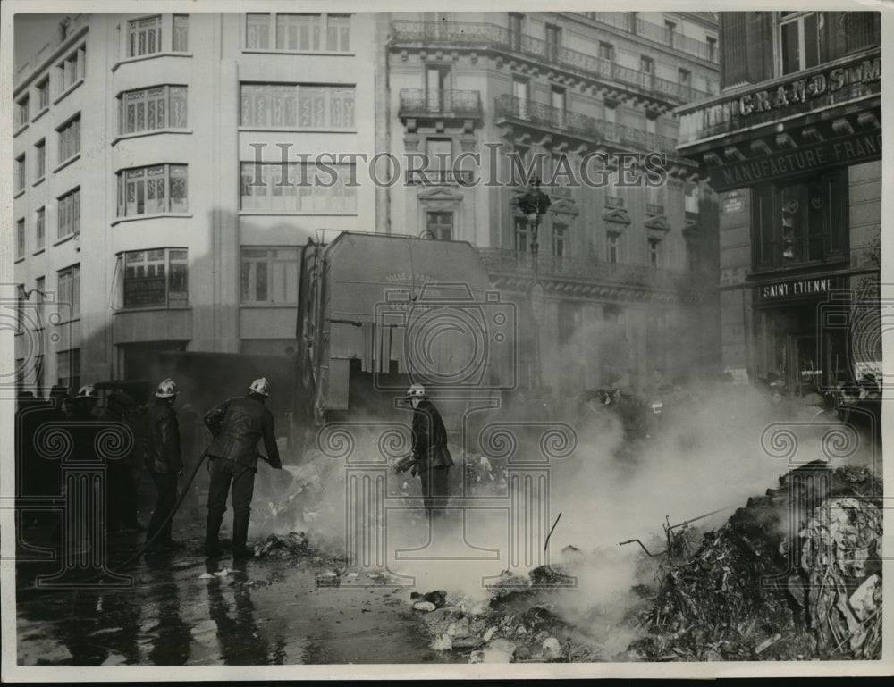 1939 Press Photo Firefighters at Scene of Paris Central Market, France