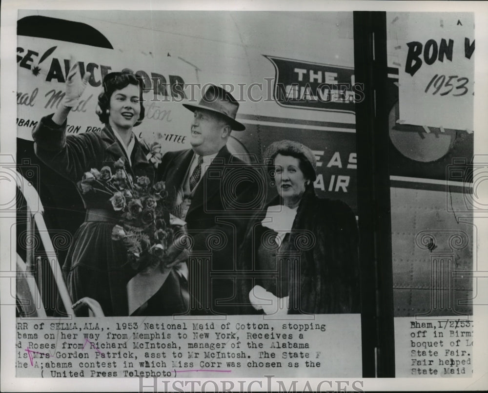 1953 Press Photo Alice Corr &quot;Maid of Cotton&quot; Receives Roses at Memphis Airport- Historic Images