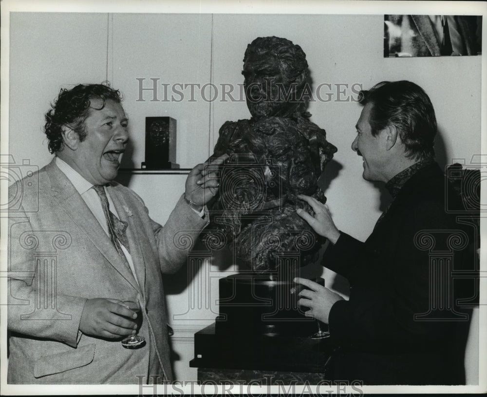 1968 Press Photo Peter Ustinov & Enzo Plazzotta at London Art Show - ney21652