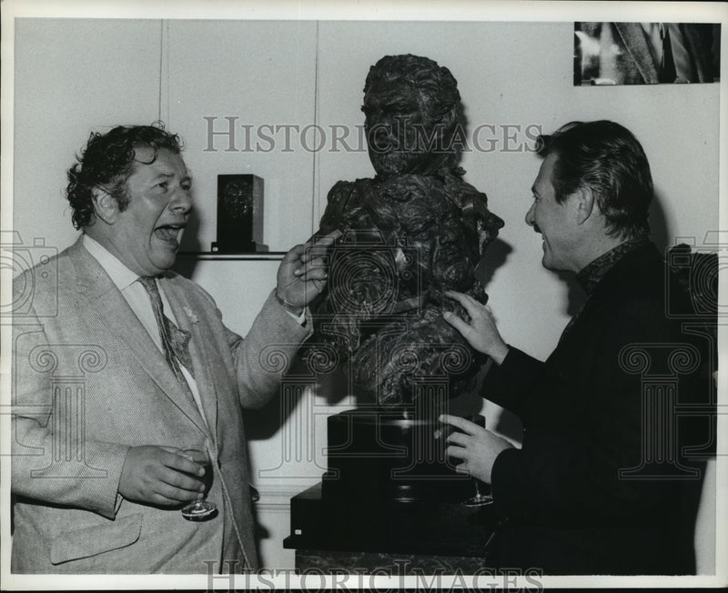 Load image into Gallery viewer, 1968 Press Photo Peter Ustinov &amp; Enzo Plazzotta at London Art Show - ney21652

