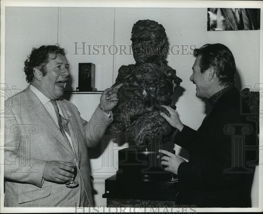 1968 Press Photo Peter Ustinov & Enzo Plazzotta at London Art Show - ney21652