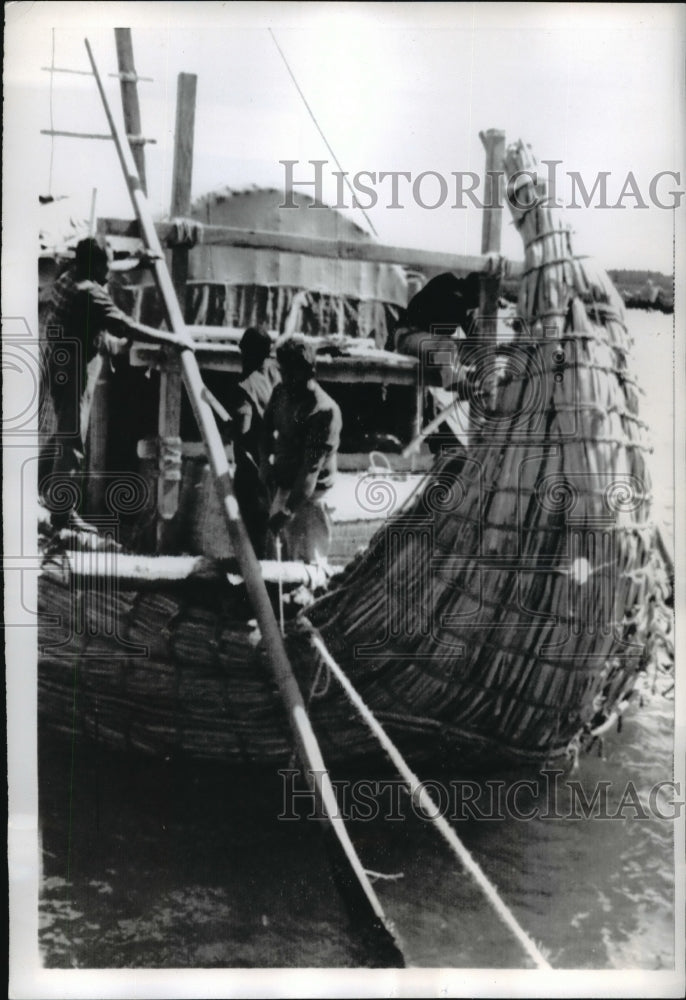 Load image into Gallery viewer, 1969 Press Photo Ra Boat of Thor Heyerdahl Expedition in Safi, Morocco
