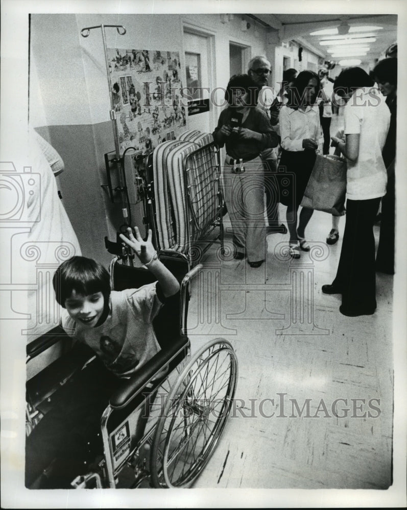 Load image into Gallery viewer, 1978 Press Photo Lee Stimson Waves Goodbye at Floating Hospital - ney22455
