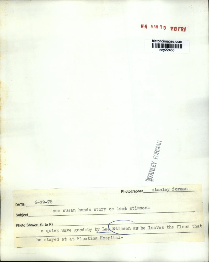 1978 Press Photo Lee Stimson Waves Goodbye at Floating Hospital - ney22455