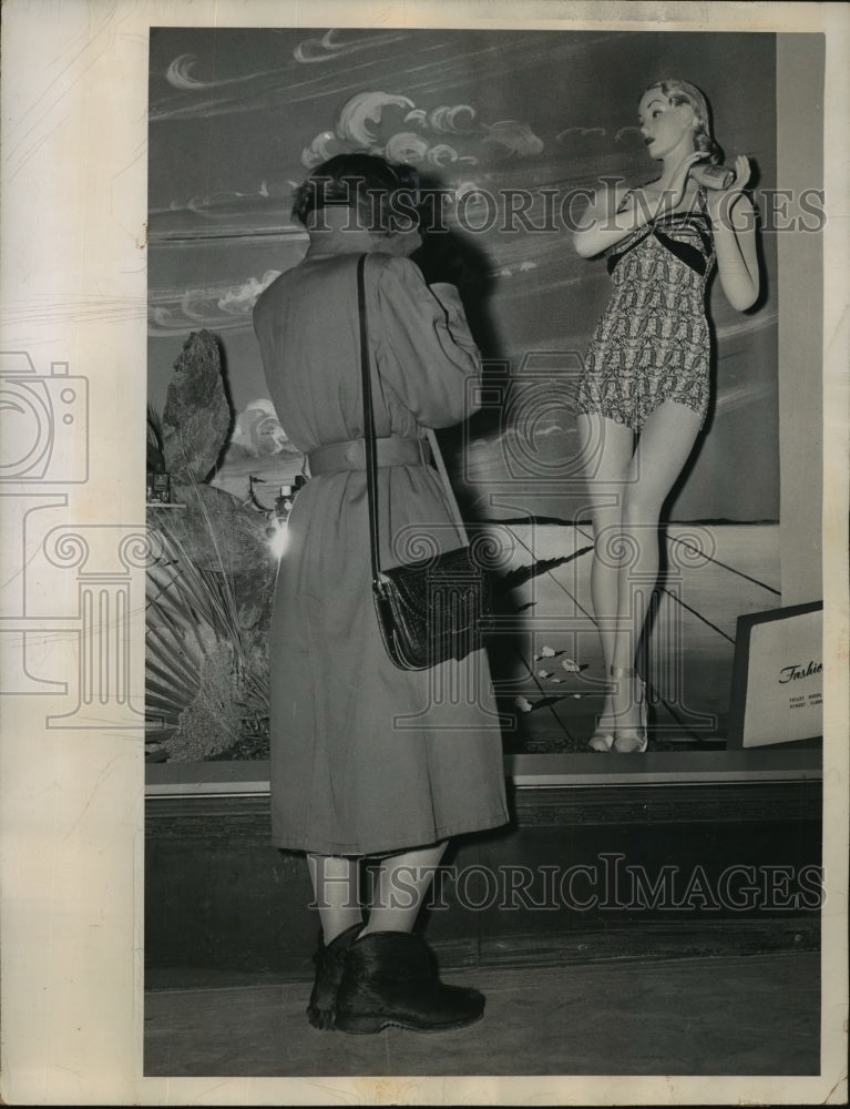 1948 Press Photo Winter Shopper &amp; Summer Shop Window Display - ney22472- Historic Images