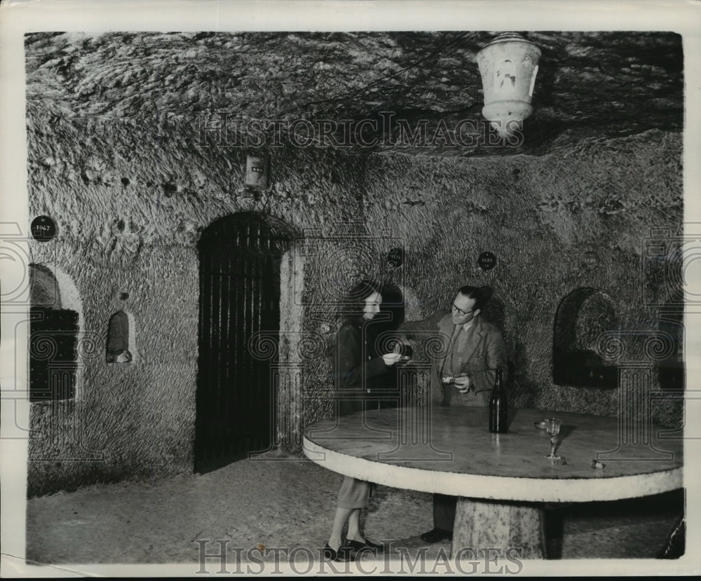 1948 Press Photo American Tourists Sampling French Bordeaux Wine - ney22511