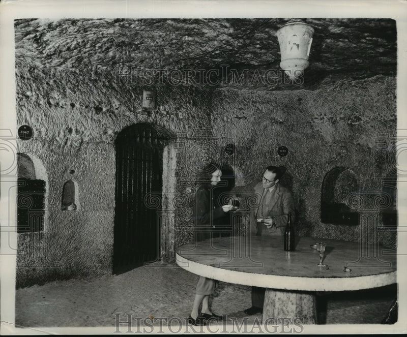 Load image into Gallery viewer, 1948 Press Photo American Tourists Sampling French Bordeaux Wine - ney22511
