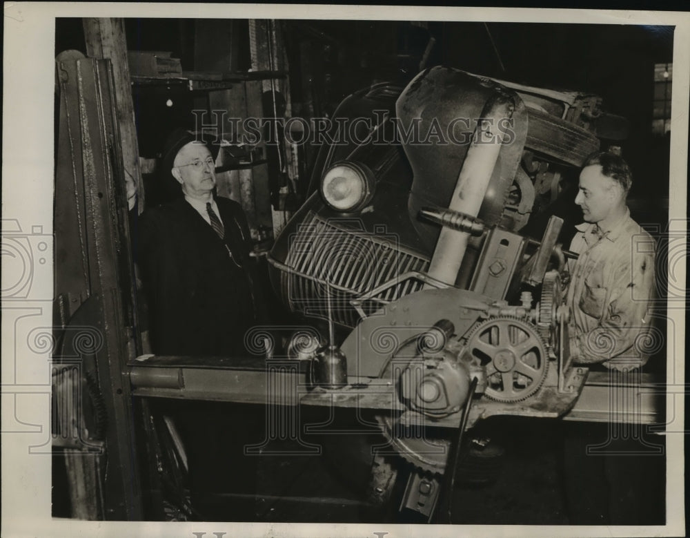 1947 Press Photo Auto Car hoist at robinson Machine Works, Seattle - ney22555