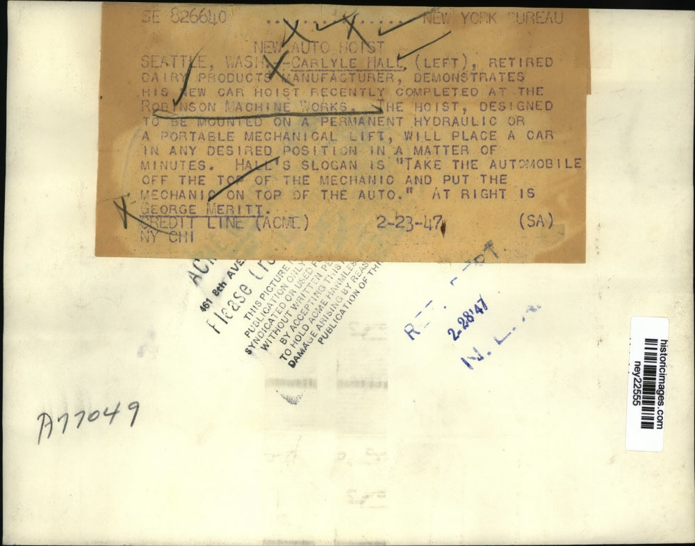 1947 Press Photo Auto Car hoist at robinson Machine Works, Seattle - ney22555