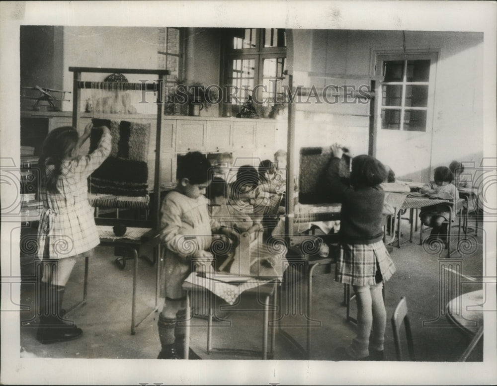 1937 Press Photo children learning to weave in a school in Suresnes, France