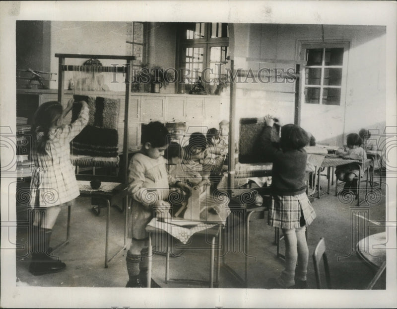Load image into Gallery viewer, 1937 Press Photo children learning to weave in a school in Suresnes, France
