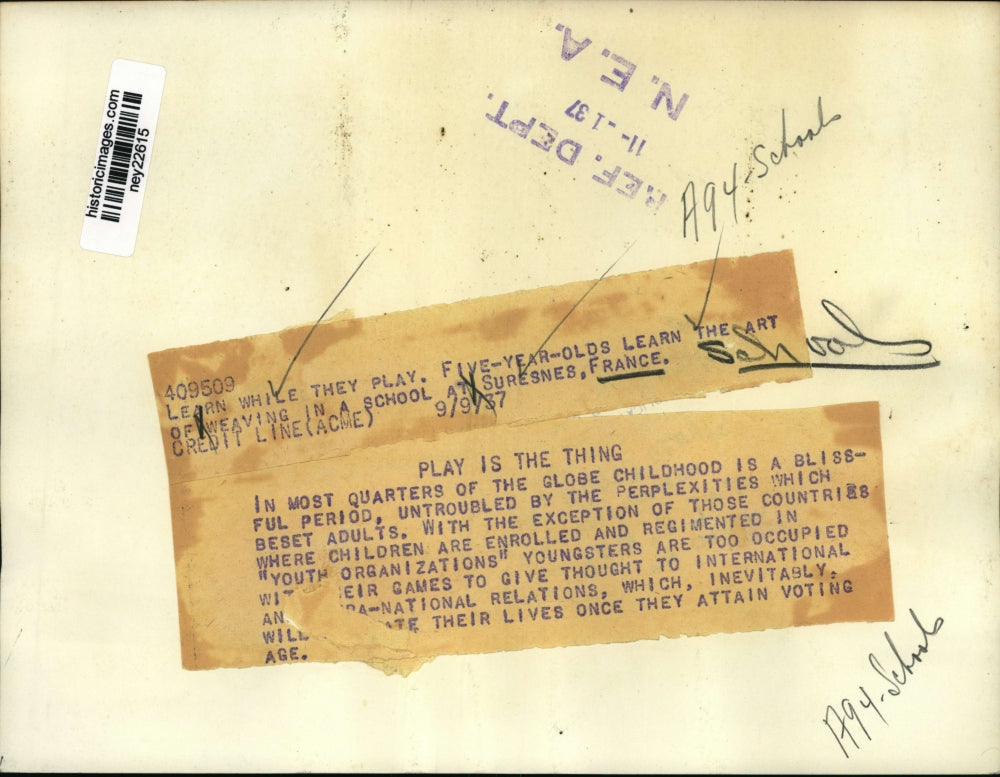 1937 Press Photo children learning to weave in a school in Suresnes, France