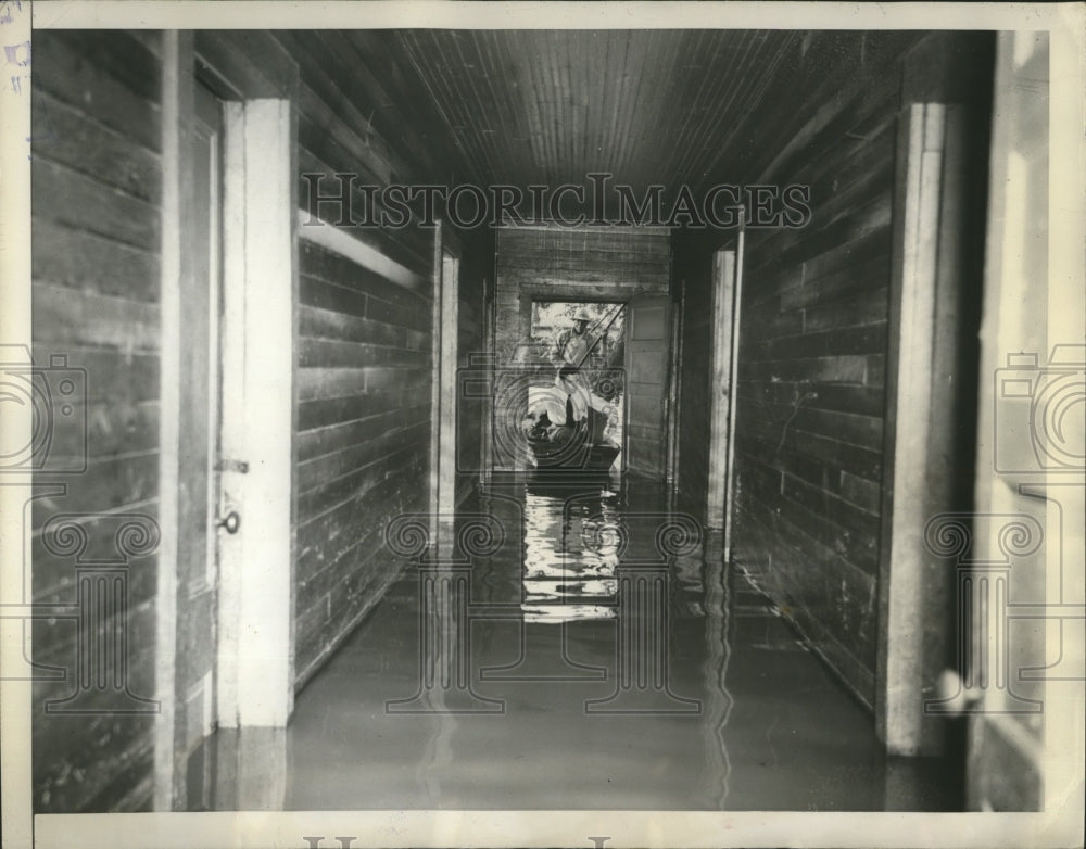 1944 Press Photo Atlanta reporter Jonett Davenport at scene of flooded home