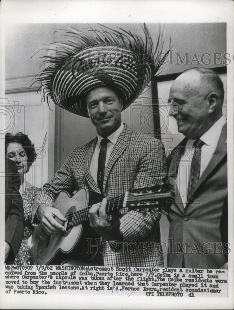 1962 Press Photo Carpenter plays a guitar he received from the people of Ceiba