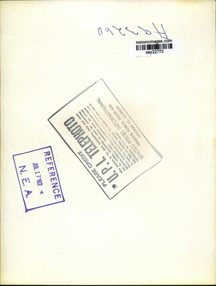 1962 Press Photo Carpenter plays a guitar he received from the people of Ceiba