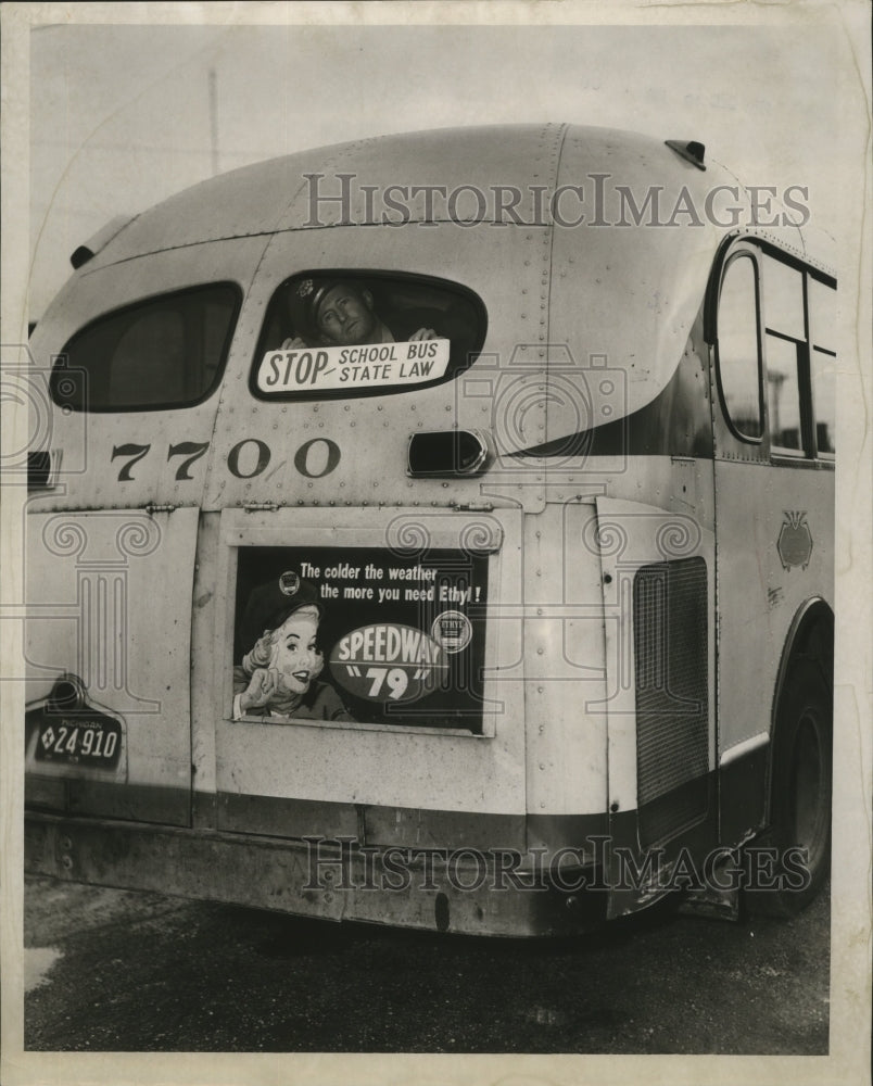1953 Press Photo Detroit Bus Driver Places "Stop for School Bus" Sign in Window