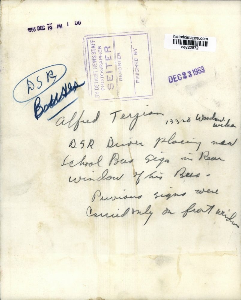 1953 Press Photo Detroit Bus Driver Places "Stop for School Bus" Sign in Window