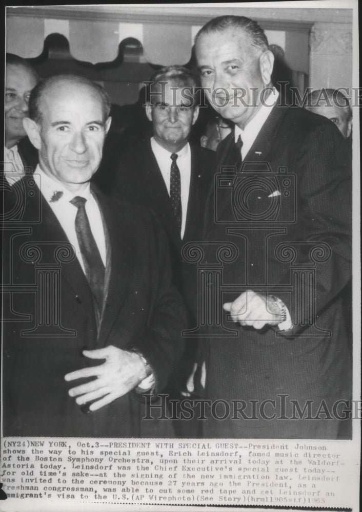 1965 Press Photo Lyndon Johnson w/ Conductor Erich Leinsdorf at Waldorf-Astoria