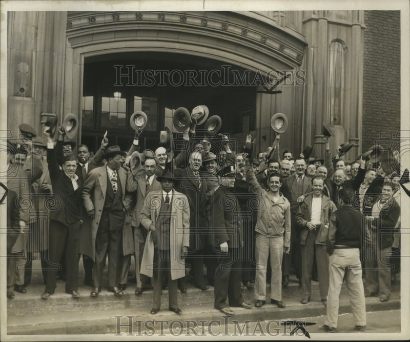 Load image into Gallery viewer, 1946 Press Photo Department of Street Railways Detroit Employees Return to Work
