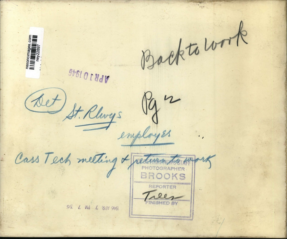 1946 Press Photo Department of Street Railways Detroit Employees Return to Work