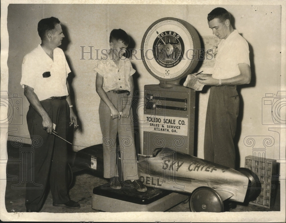 1954 Press Photo Tommy Lloyd & Sky Chief car at Soap Box Derby inspection- Historic Images
