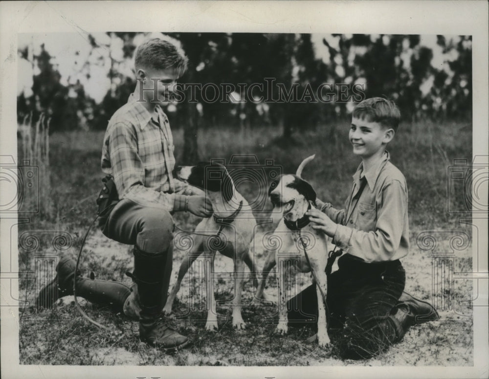 1946 Press Photo Anderson, Spicer, Jr enter dogs in amateur derby event