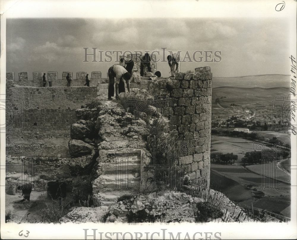 1963 Press Photo Workmen rebuild a corner tower of the Castle of Jadraque