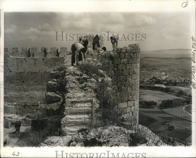 Load image into Gallery viewer, 1963 Press Photo Workmen rebuild a corner tower of the Castle of Jadraque
