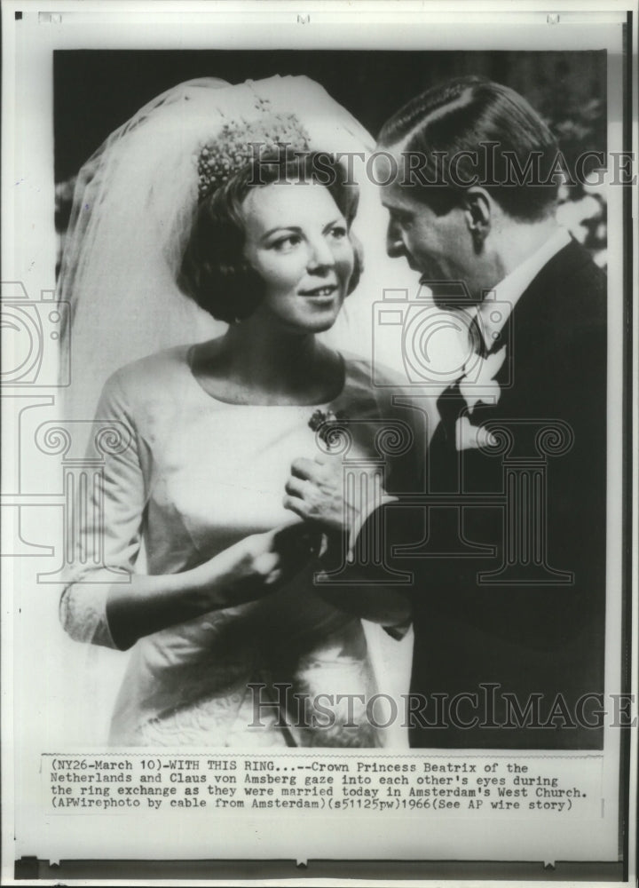 1966 Press Photo Princess Beatrix, Claus von Amsberg gaze into each other's eyes