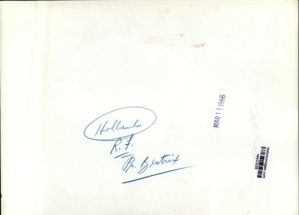 1966 Press Photo Princess Beatrix, Claus von Amsberg gaze into each other's eyes