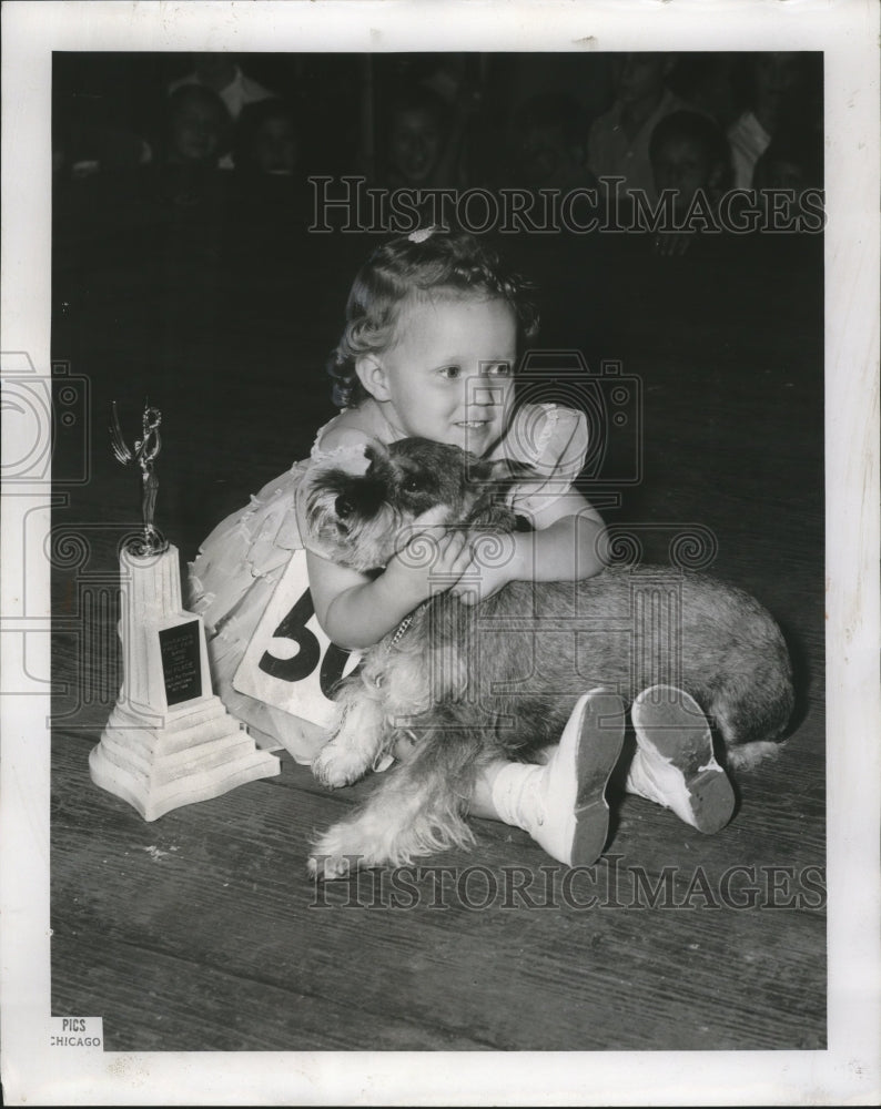 Load image into Gallery viewer, 1956 Press Photo Little Kathy Hamaj hugs her winning pet at Chicago Free Fair
