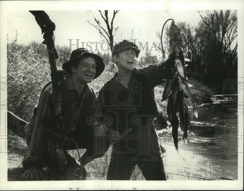 Load image into Gallery viewer, 1975 Press Photo Ron Howard and Donny Most in "Happy Days" on NBC - ney23414
