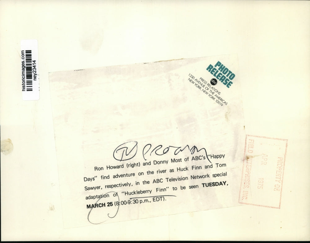 1975 Press Photo Ron Howard and Donny Most in "Happy Days" on NBC - ney23414