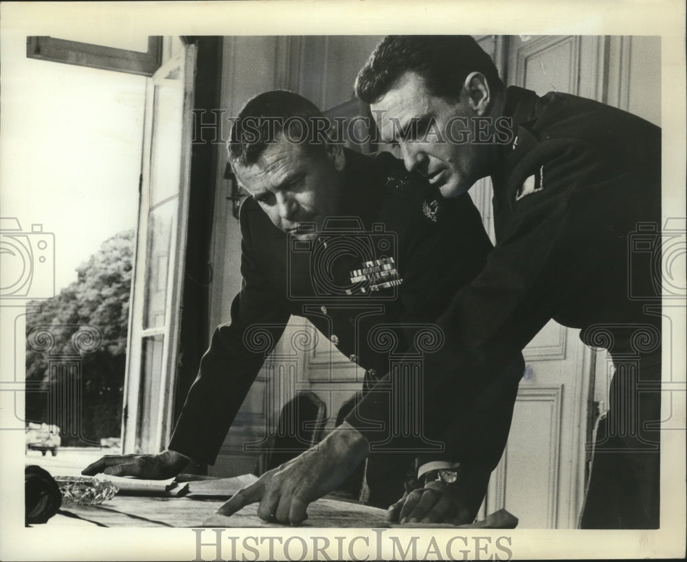 1969 Press Photo Glenn Ford, Robert Stack star in &quot;Is Paris Burning?&quot;- Historic Images