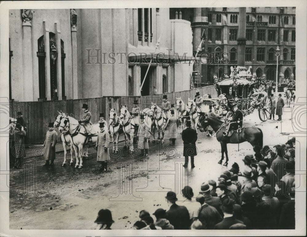 1937 Press Photo Timing the departure of the state coach from Coronation Annex