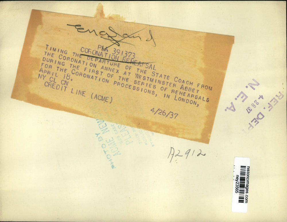 1937 Press Photo Timing the departure of the state coach from Coronation Annex