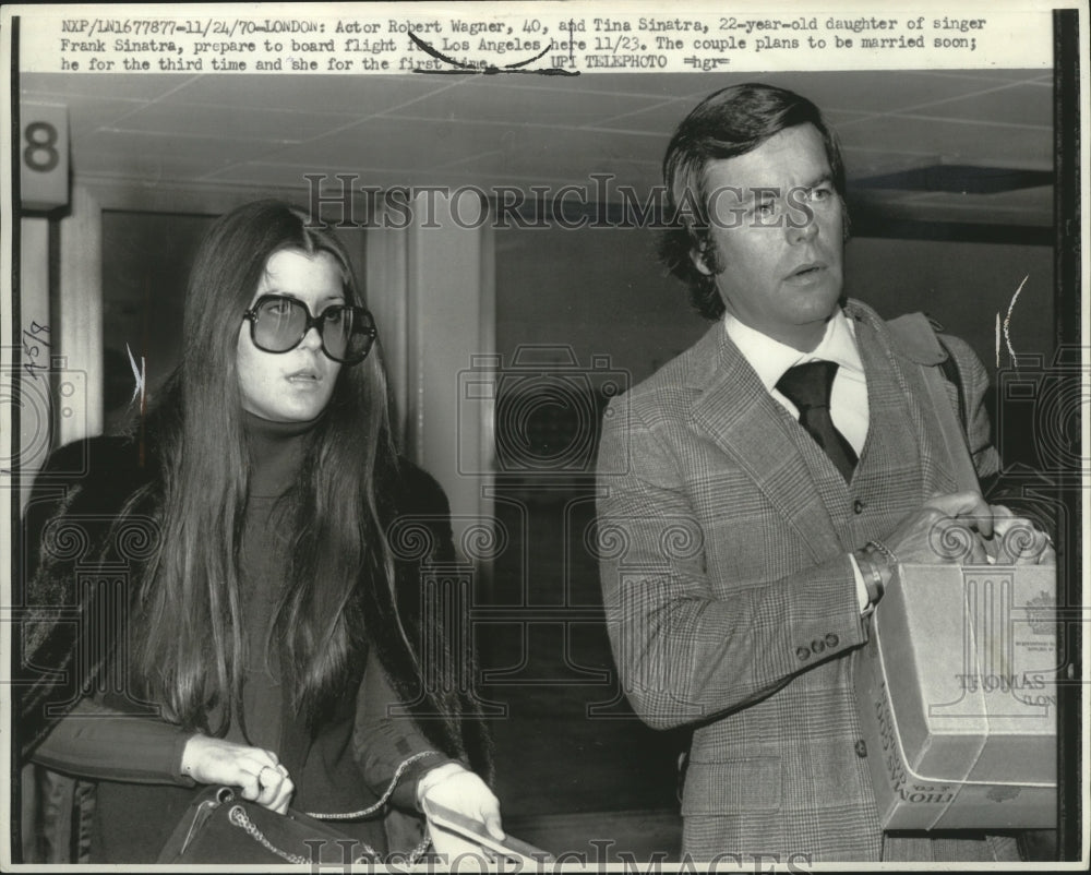 1970 Press Photo Actor Robert Wagner, Tina Sinatra board Flight in Los Angeles