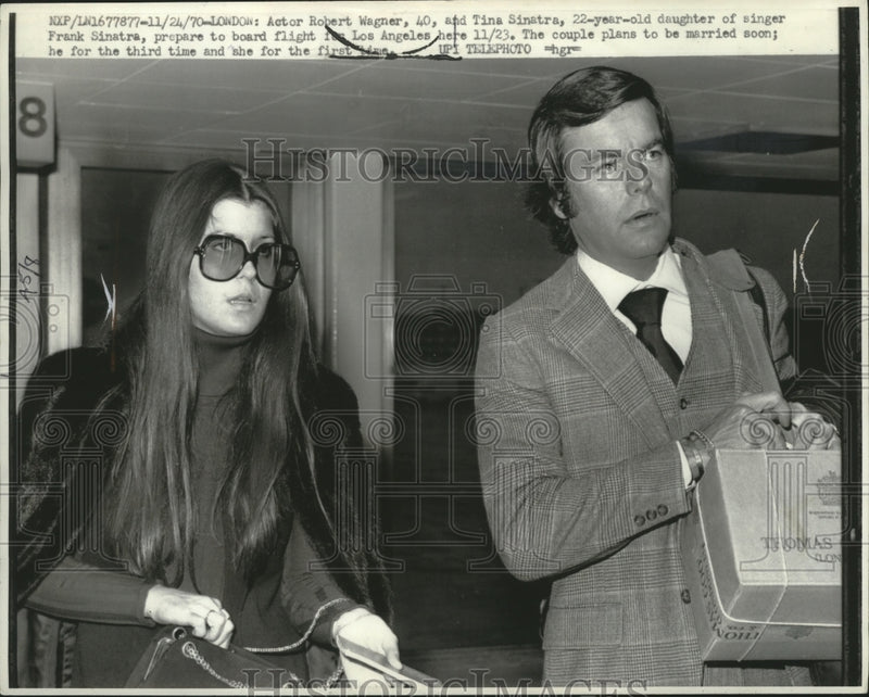 Load image into Gallery viewer, 1970 Press Photo Actor Robert Wagner, Tina Sinatra board Flight in Los Angeles
