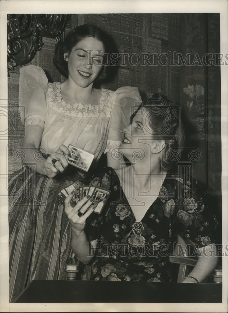 Load image into Gallery viewer, 1940 Press Photo Marjorie and Marion Crossley look over an interesting hand
