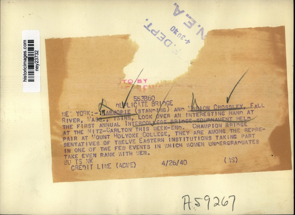 1940 Press Photo Marjorie and Marion Crossley look over an interesting hand