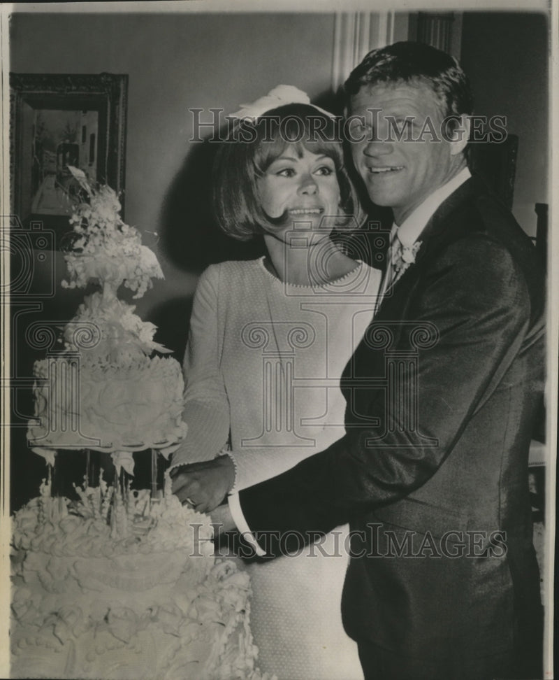 Load image into Gallery viewer, 1966 Press Photo Tammy Grimes and Jeremy Slate Married in Beverly Hills
