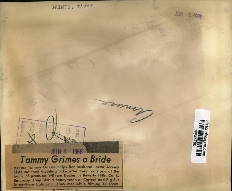 Load image into Gallery viewer, 1966 Press Photo Tammy Grimes and Jeremy Slate Married in Beverly Hills
