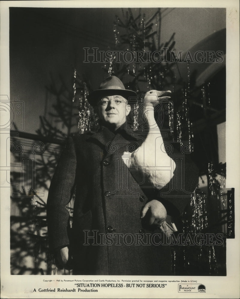 Load image into Gallery viewer, 1965 Press Photo Peter Sellers in "Situation Hopeless - But Not Serious"
