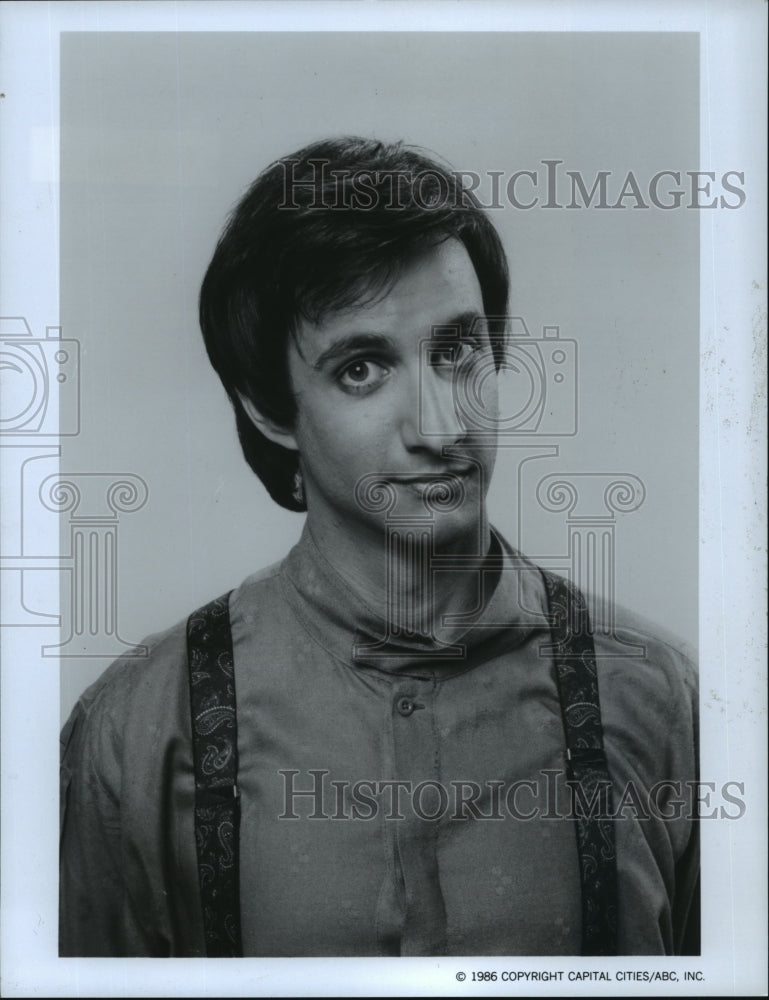 1986 Press Photo Actor Bronson Pinchot in Perfect Strangers - ney24093