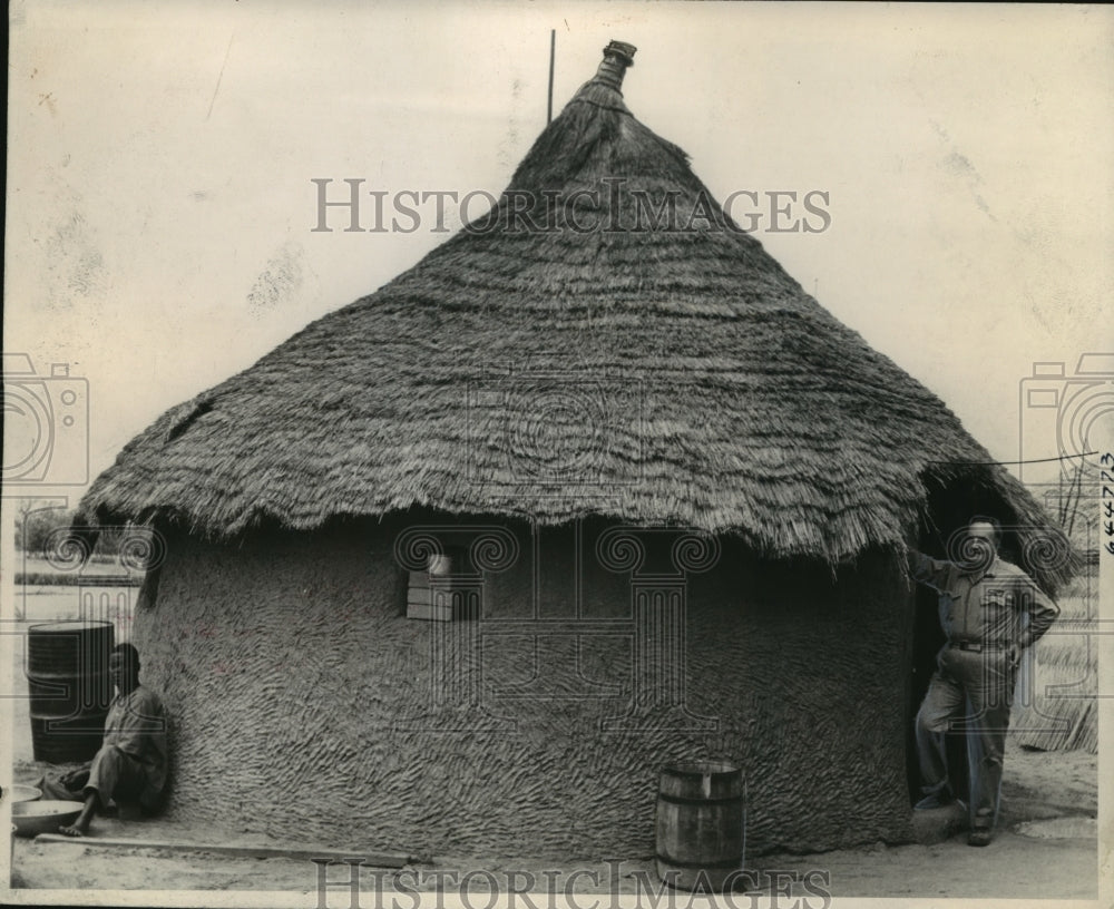 1942 Press Photo Frank Pelican with His Co-Op Hut Amry Canteen African Style